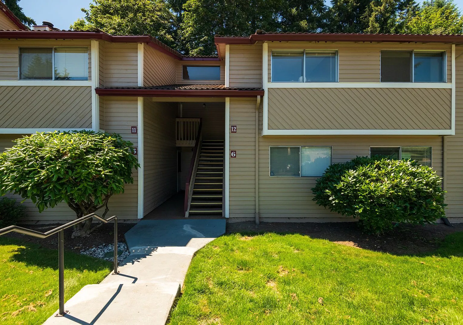 Beautifully Remodeled 3 Bed, 1.75 Bath Unit Available w/ Privacy in Fairwood! — Photo 1