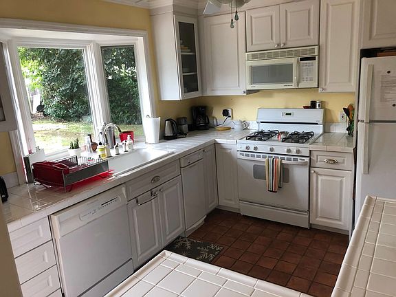 3rd image of 944 Johnson St