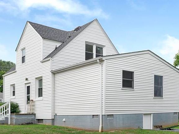 3rd image of 118 Summit St