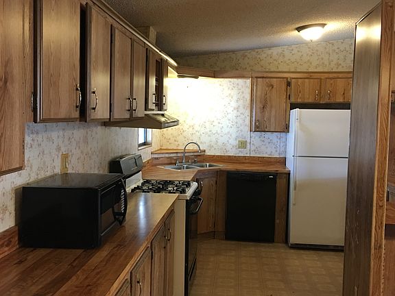 4th image of 25048 Rosebrugh Ln