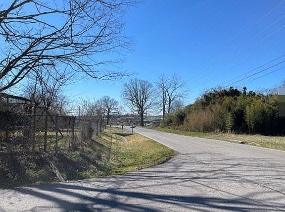 5th image of 305 Marbury Rd