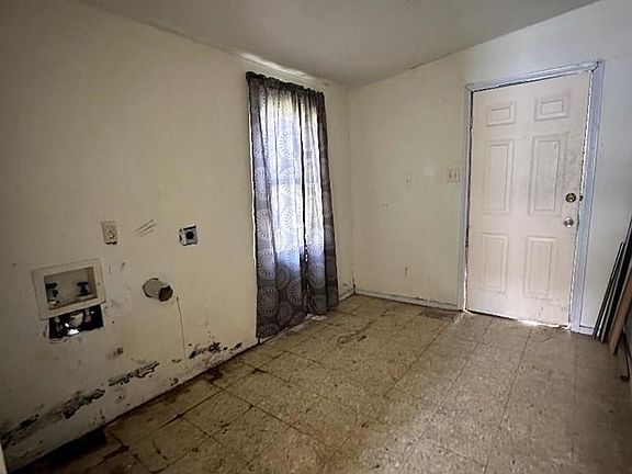 3rd image of 922 W Saint Francis St