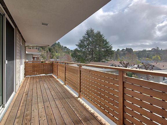 Large front deck with great views of Mt. Tam and the neighborhood.