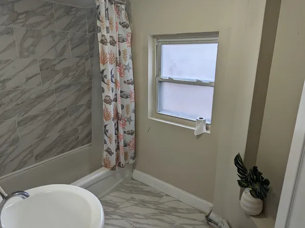 262 Woodlawn Avenue image 2 of 10