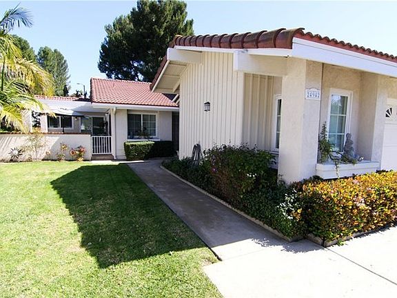 PRIVATE ENTRANCE AND FRONT PATIO