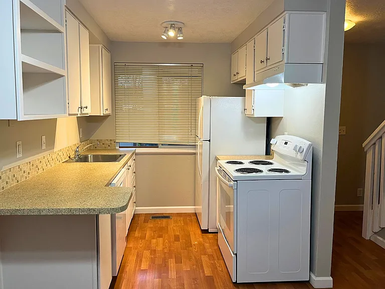 500 Jefferson St #8 — Photo 11