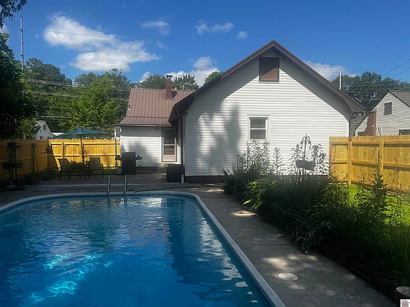 4th image of 3211 Benton Rd