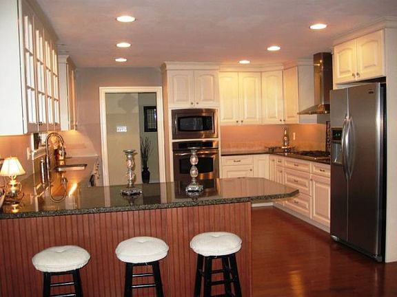 Kitchen w/breakfast bar