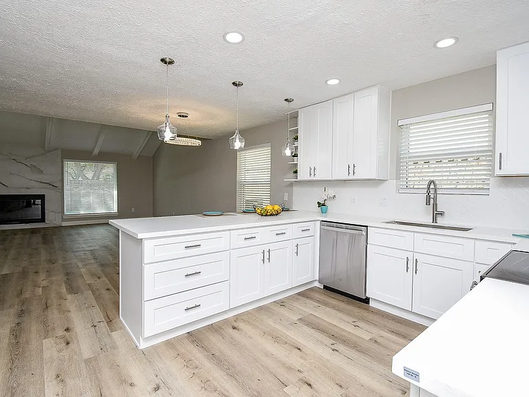 2835 Colony Dr — Photo 9