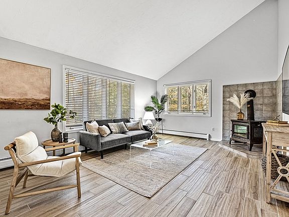 3rd image of 8 Fernwood Pl