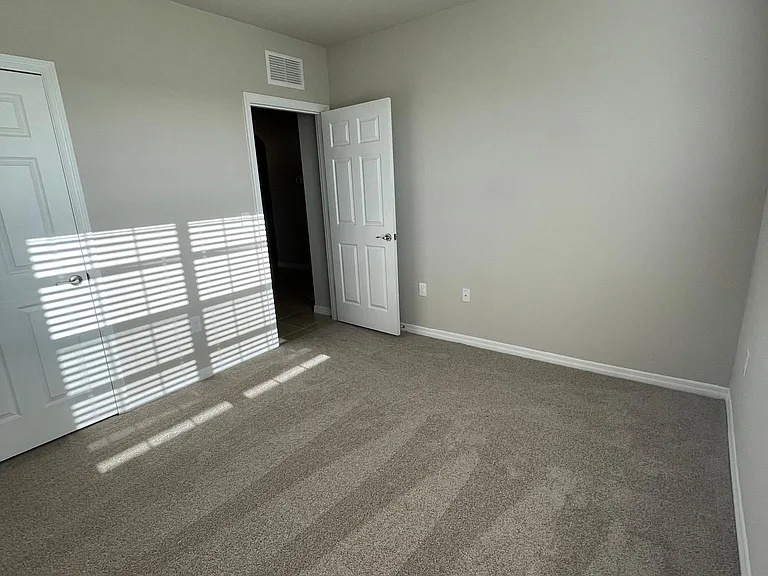 1437 NW 31st Pl — Photo 11