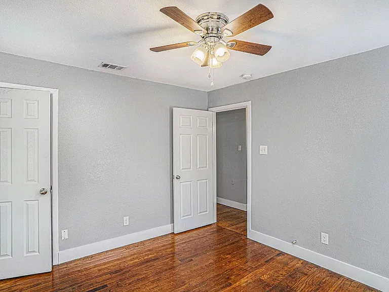 2533 Warren Ave — Photo 42