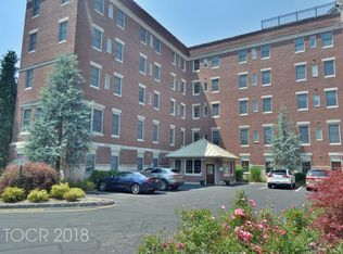 5301 Rio Vista Dr, Mahwah, NJ 07430