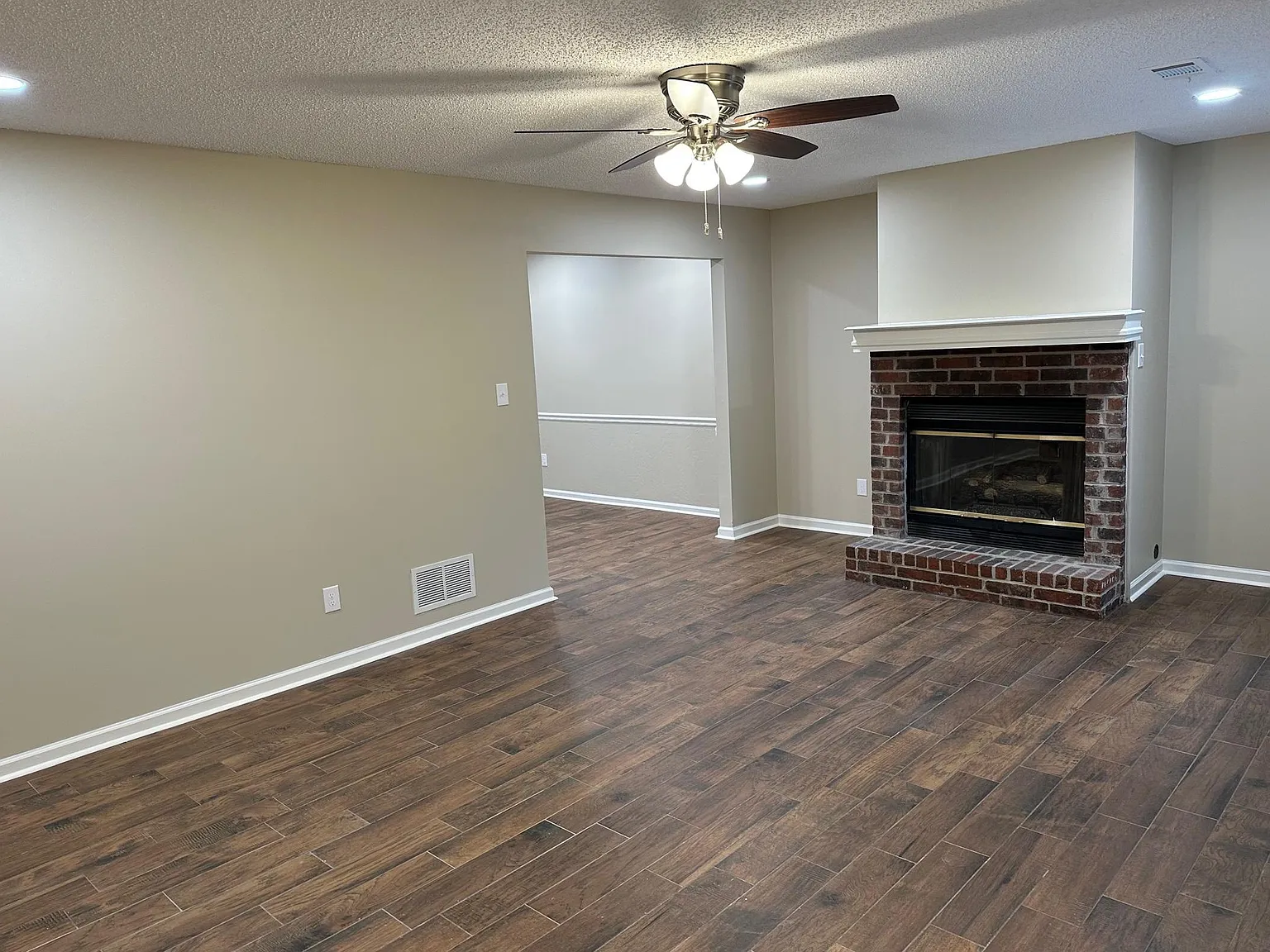 3 bed, 1327 sqft, $2,295 — Photo 4