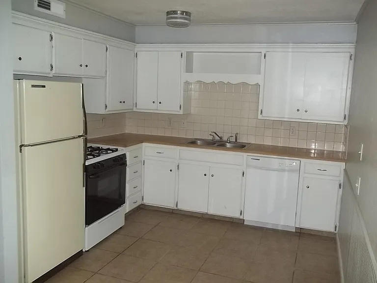 406 Larchmont Dr — Photo 4