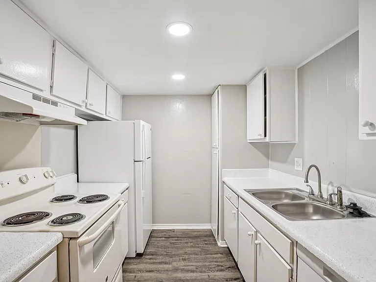 London Square Apartments — Photo 28