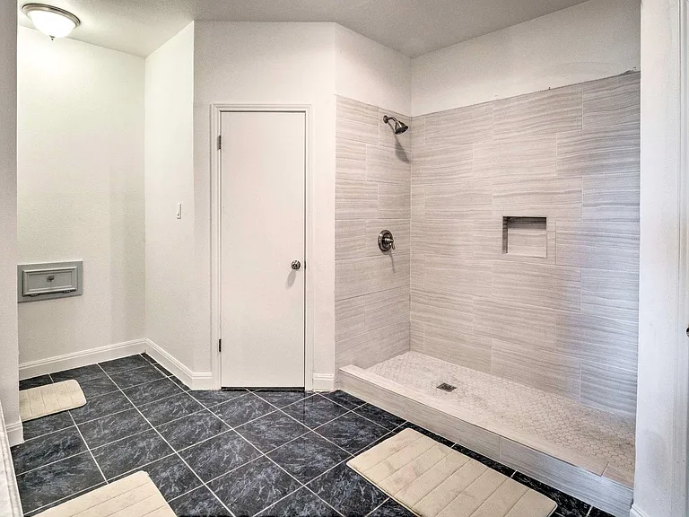 15805 Richards Dr — Photo 17