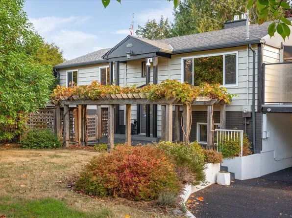 2404 Glenayr Dr, Nanaimo, BC V9S 3R7