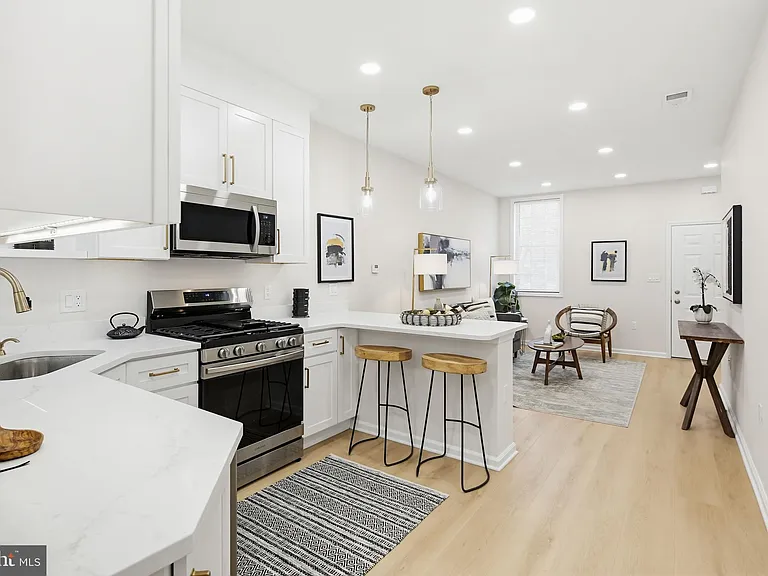 843 E Lombard St — Photo 4