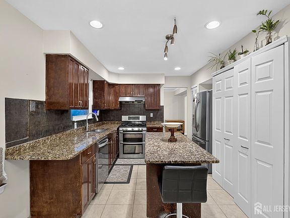4th image of 2 Dennison Pl