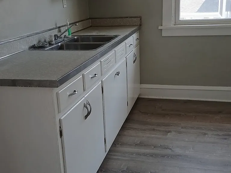 1585 Larchmont Ave — Photo 6