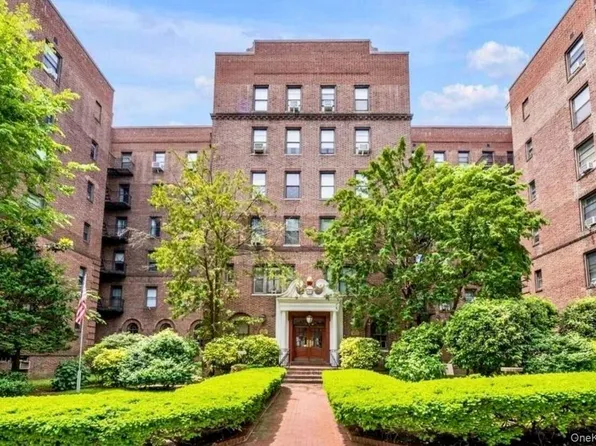 83-83 198th St #4A, Hollis, NY 11423