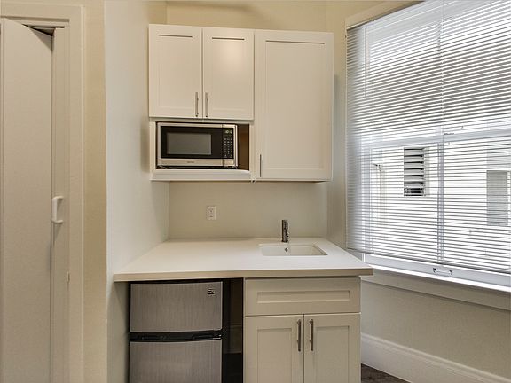 3rd image of 124 Waverly Pl APT 303