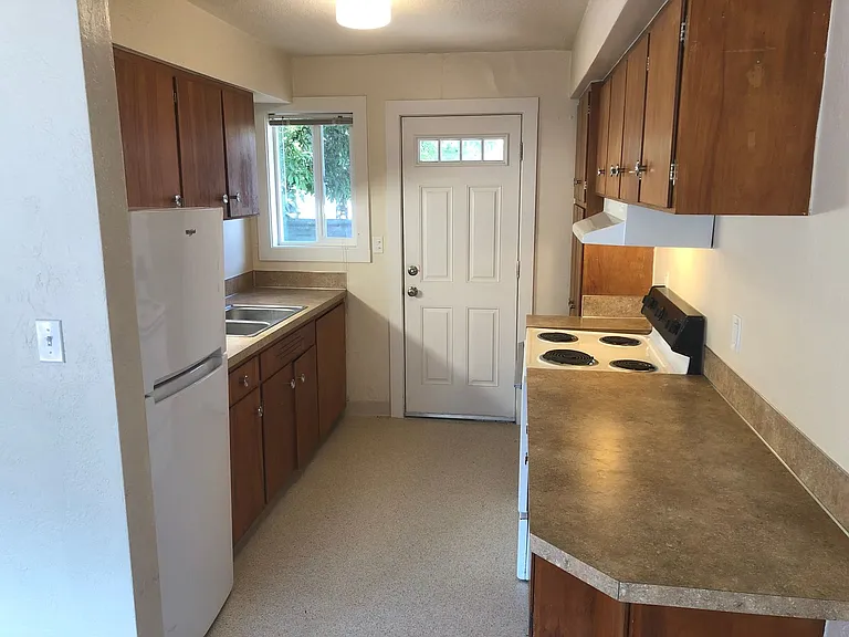 323 E 18th Aly — Photo 16