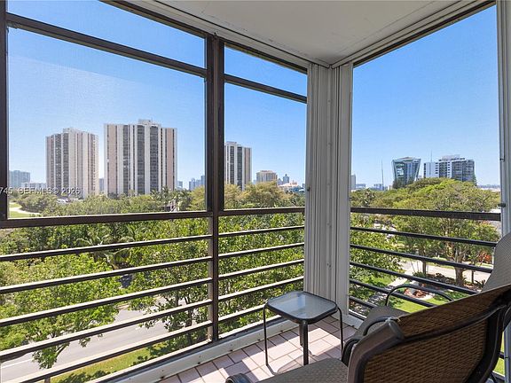 4th image of 20400 W Country Club Dr APT 605