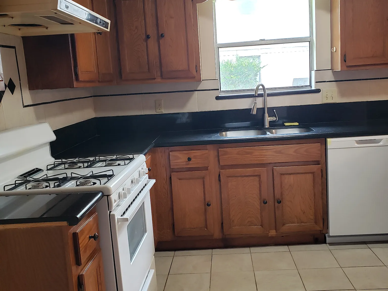 4 bed, 2118 sqft, $2,400 — Photo 2