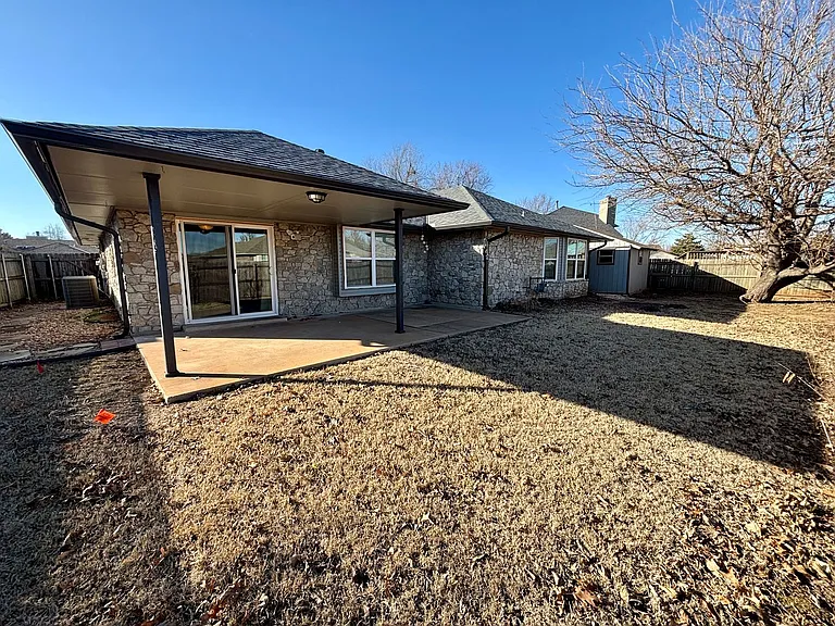 1304 Fairfax Cir — Photo 17