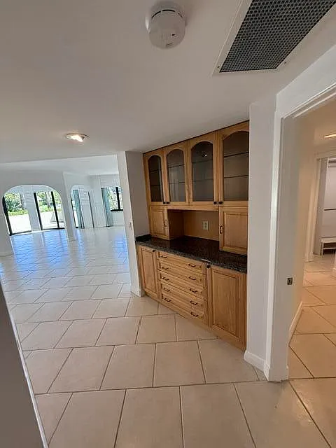 3 bed, 3.0 bath, 2580 sqft, $6,000 — Photo 4