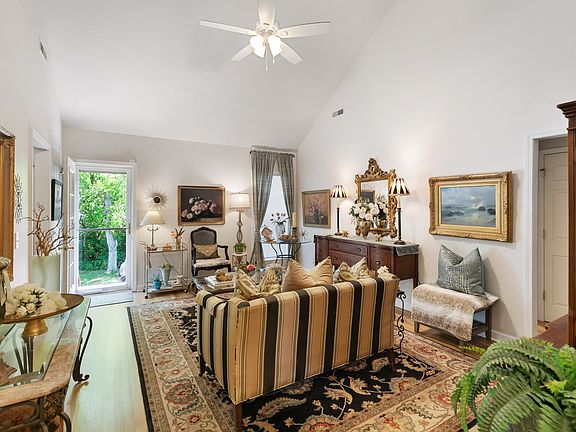 5th image of 1129 McDonough Cir