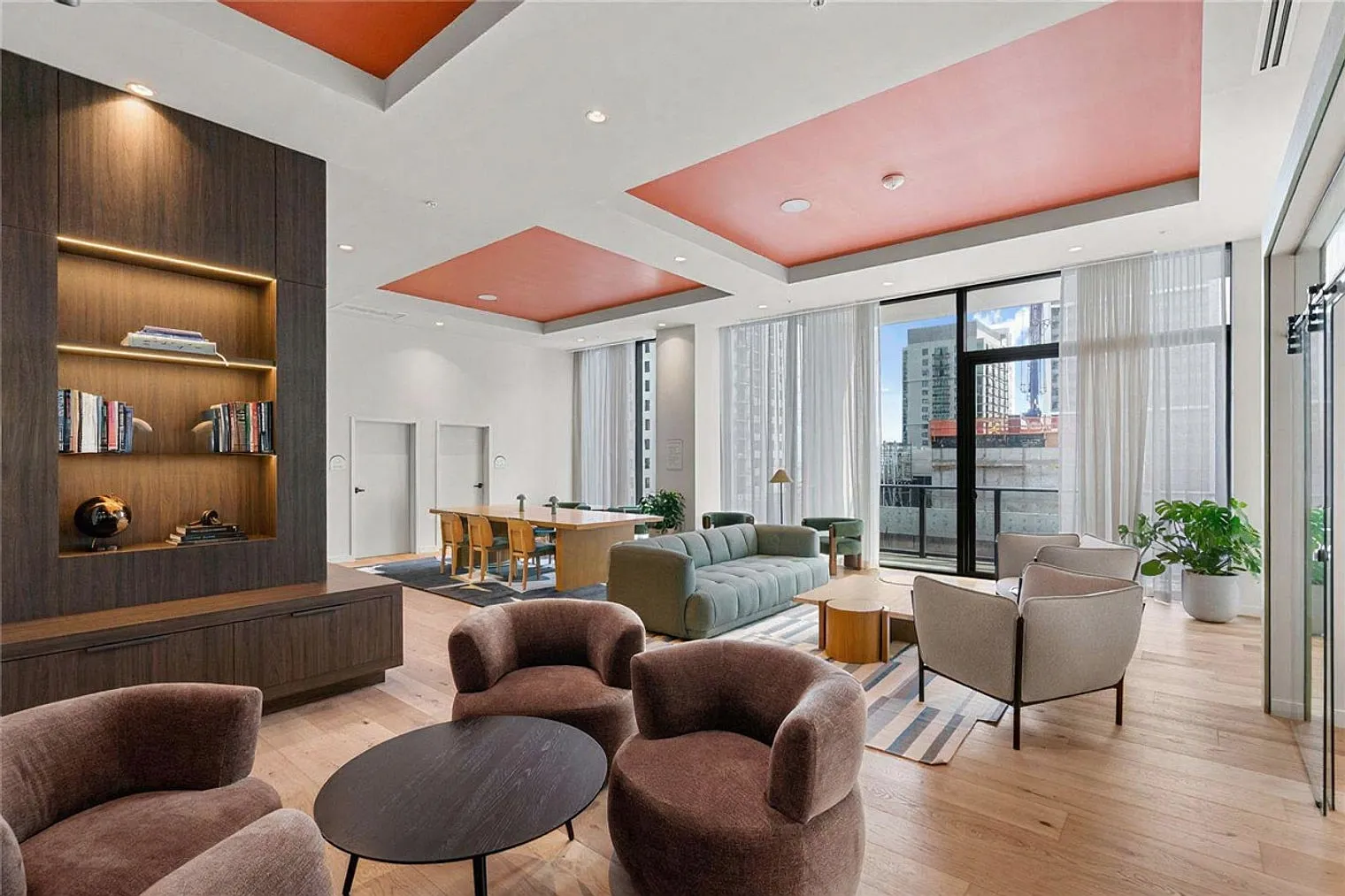 1 bed, 1.0 bath, 592 sqft, $3,742 — Photo 2