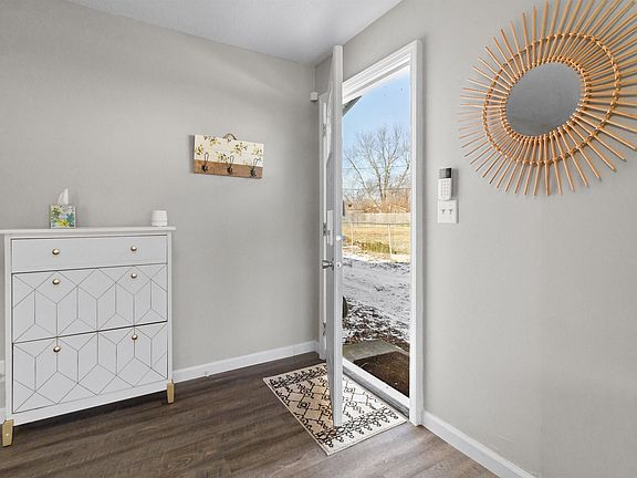 3rd image of 805 N Knight Cir