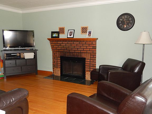 3rd image of 1304 Kimball St