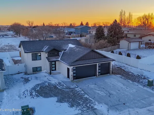 1332 Lincoln St, Dickinson, ND 58601