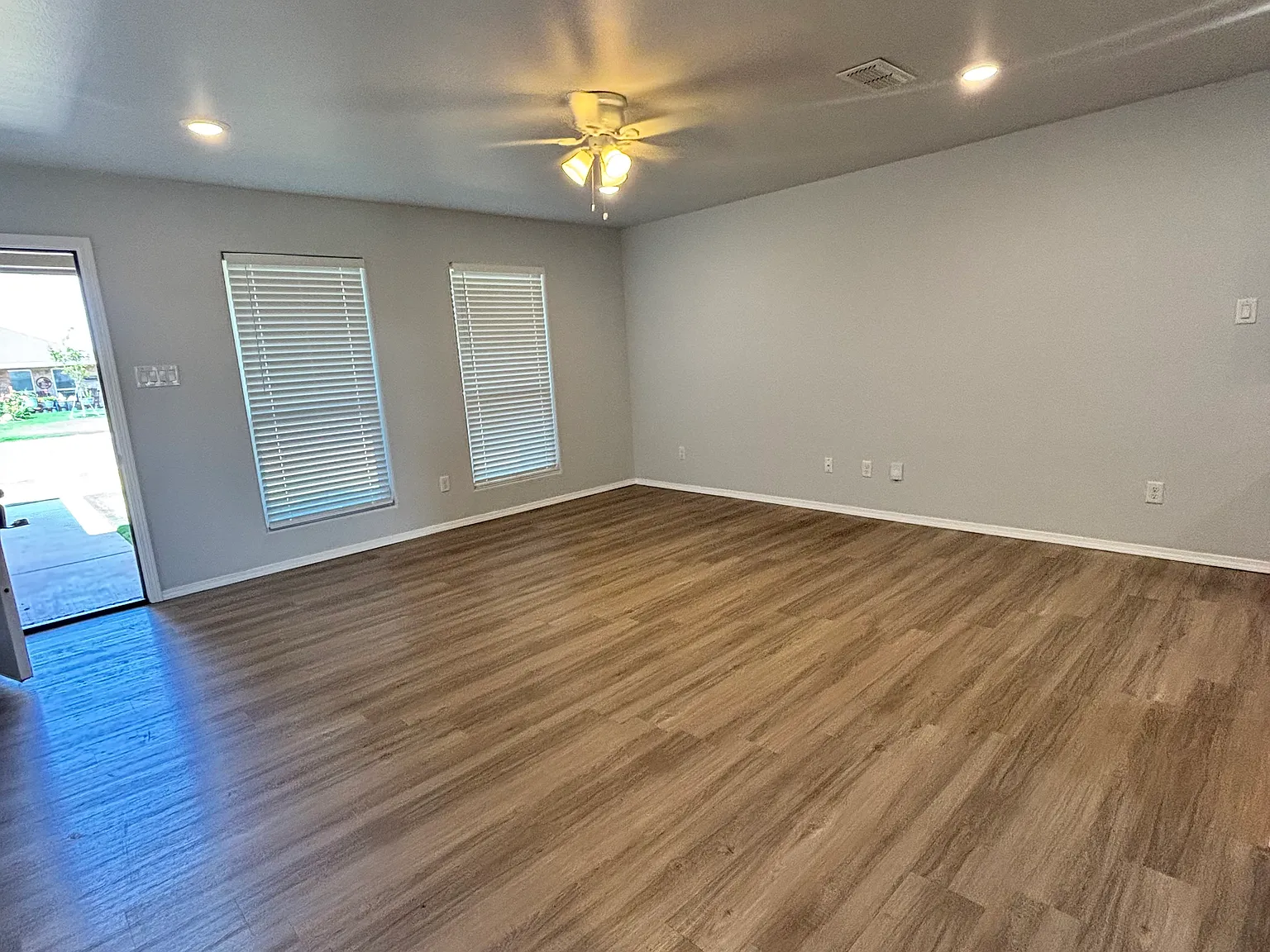 8619 10th Pl — Photo 3