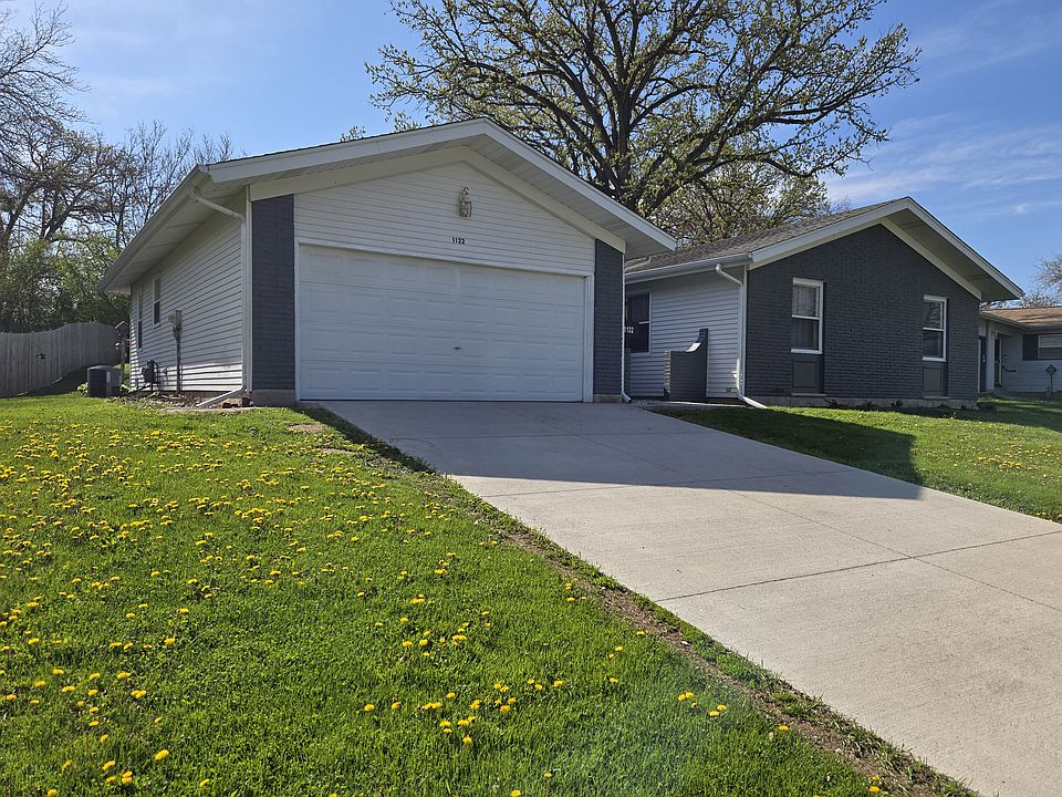 U-shape ranch home with 2 car garage