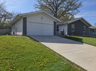 1122 N Cumberland Cir, McHenry, IL 60050