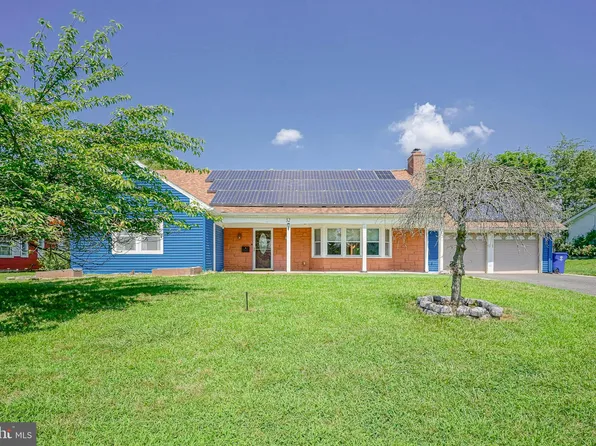 32 Country Club Rd, Willingboro, NJ 08046