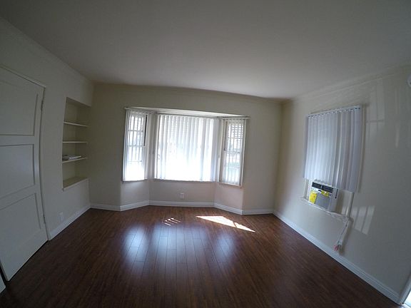 4th image of 11007 Sarah St #11007