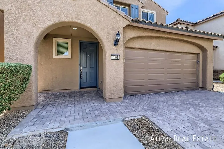 Mountains Edge, 2-Story Home with Primary Bedroom Downstairs! Large LOFT! — Photo 4