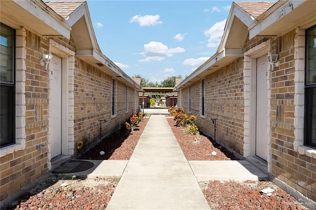 2 bed, 2.0 bath, 2591 sqft, $875 — Photo 2