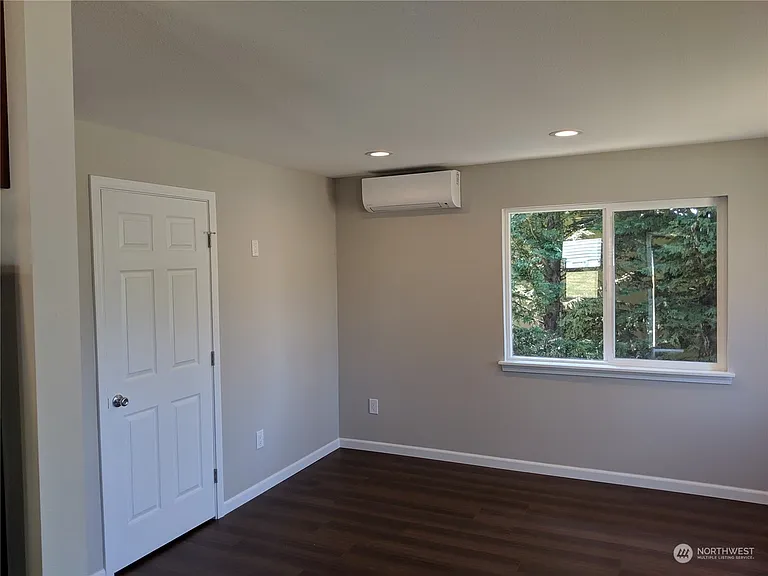 2812 Hemlock St — Photo 3