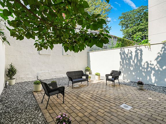 5th image of 182 E 117th St Unit Townhouse