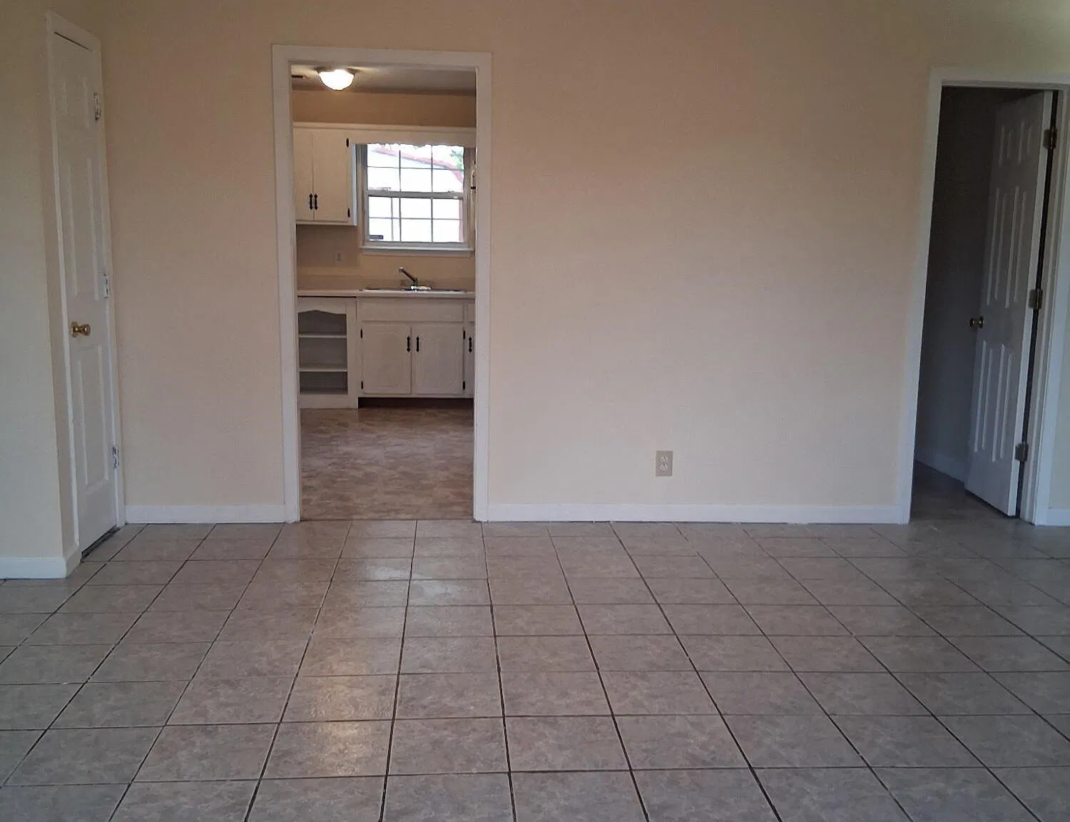 3 bed, 1.5 bath, 1050 sqft, $1,300 — Photo 2