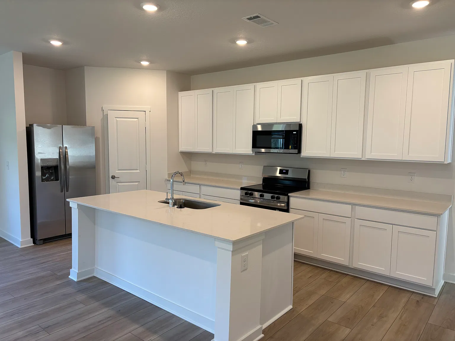 3 bed, 1891 sqft, $2,550 — Photo 2