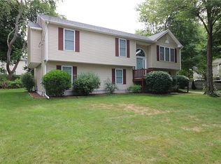 13 Twin Leaf Trl, Saunderstown, RI 02874