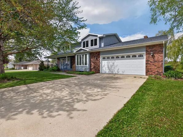 1828 Pinehurst Ln, Waterloo, IA 50701